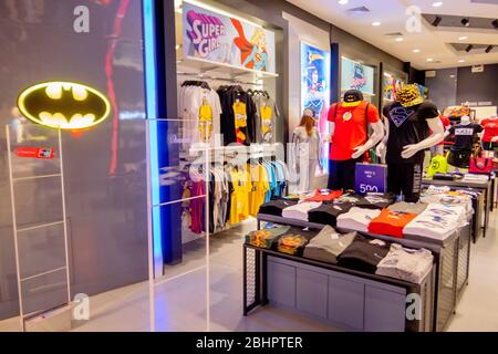 principalmente ramo de flores Mercurio Many styles of DC clothing store with yellow batman emblem at the front of  store in Blueport department store Hua Hin, Thailand MArch 20, 2019 Stock  Photo - Alamy