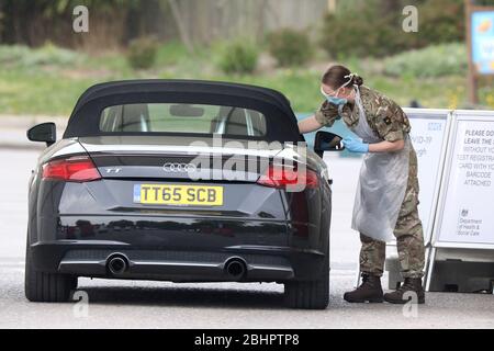 Chessington, UK. 27th April 2020. Military personnel test NHS staff at an NHS coronavirus drive through a testing facility in Chessington, south-west of London. Credit: James Boardman/Alamy Live News Stock Photo