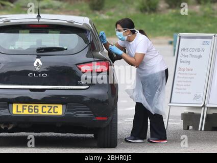 Chessington, UK. 27th Apr, 2020. NHS staff are tested at a NHS coronavirus drive through testing facility in Chessington, south west of London. Credit: James Boardman/Alamy Live News Stock Photo