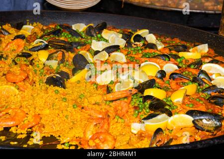 https://l450v.alamy.com/450v/2bhr4m1/seafood-paella-cooked-in-a-large-pan-wok-street-food-festival-mexican-fiesta-national-day-dish-specialty-live-cooking-station-fresh-food-buffet-br-2bhr4m1.jpg