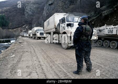 5th February 1994 During the war in central Bosnia: next to the Bistrica river, a southbound joint convoy of the Belgian military and Norwegian UHCR waits at a Bosnian Muslim checkpoint on Route Diamond, just north of Gornji Vakuf. Stock Photo