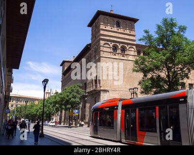 Tranvía en la calle del Coso y Palacio de los Luna. Zaragoza. Aragón. España Stock Photo