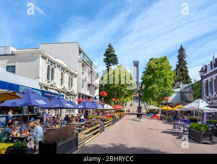 Nelson New Zealand. Cafes, bars and restaurants on Trafalgar Street looking towards the spire of Christ Church Cathedral, Nelson, New Zealand. Stock Photo