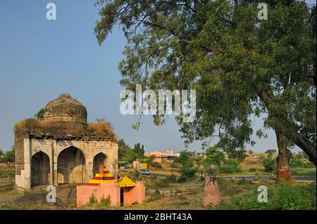 14 Now 2011 wayside shrine and brocan  Durgah near big Neem tree Azadirachta indica or Margosa tree on way to Salabat Khan's Dome Ahmedanagar maharash Stock Photo