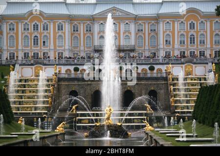 One of St. Petersburg's most famous and popular visitor attractions, the palace and park at Peterhof Stock Photo
