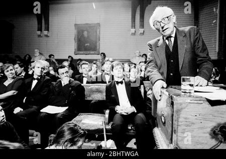 Michael Foot speaks at an Oxford Union Debate, Oxford University, 1991. Among those listening is Paul Boateng. Stock Photo