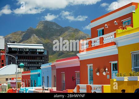 Colourful houses, Bo-Kaap, and Table Mountain, Cape Town, South Africa Stock Photo