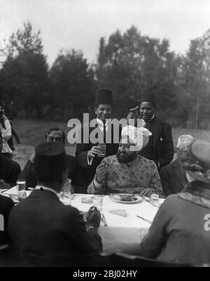 The Imam eating during the Feast of Sacrifice in the gardens of the Mosque in Woking , Surrey . - 8 October 1916 - The Shah Jahan Mosque was the first purpose built mosque in Europe outside of Muslim Spain Stock Photo