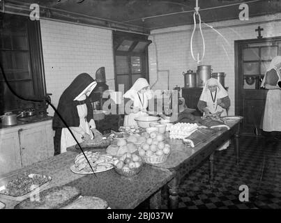 Nuns cook for First Aid Parties at the Kensington Convent , London . - Photo shows then nuns in the kitchen . - 1939 Stock Photo