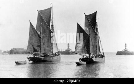 Lowestoft trawlers under sail c.1914 - Stock Photo