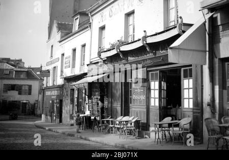 Place Du Tertre , Montmartre , Paris , France . - late 1940s - Stock Photo