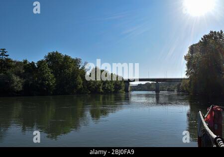 Roma, Italy. 27th Apr, 2020. Italy: Rome, coronavirus emergency, the Tiber River comes back to life during the quarantine phase which provides for human absence due to the containment measures of the population confined to their homes. Credit: SPP Sport Press Photo. /Alamy Live News Stock Photo