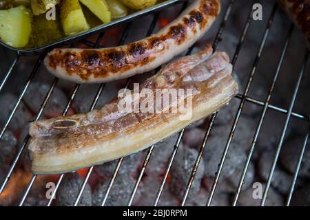 Bauchspeck vom Schwein, Bratwurst und Kartoffeln in Olivenöl mit