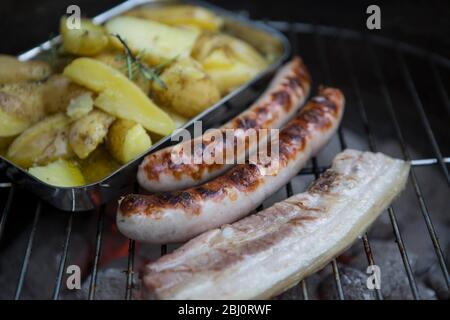 Bauchspeck vom Schwein, Bratwurst und Kartoffeln in Olivenöl mit