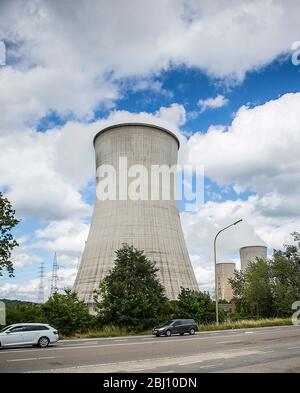 Das umstrittene Kernkraftwerk Tihange des Betreibers Electrabel M. V. Nucleaire Produktie weist mehrere tausend Risse in der Außenhülle auf, die aber Stock Photo