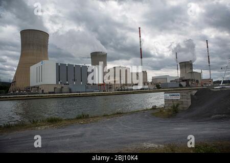 Das umstrittene Kernkraftwerk Tihange des Betreibers Electrabel M. V. Nucleaire Produktie weist mehrere tausend Risse in der Außenhülle auf, die aber Stock Photo