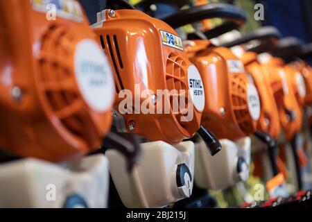 Waiblingen, Germania. 28 Aprile 2020. Durante una presentazione del  prodotto, un dipendente del produttore di motosega Stihl sega su un ramo  con una mini sega a batteria. La tendenza verso attrezzature più