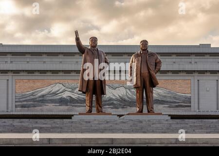 Statue of Great Leaders Kim Il Sung and Kim Jong Il, Pyongyang, North ...