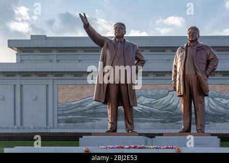 Statue of Great Leaders Kim Il Sung and Kim Jong Il, Pyongyang, North ...