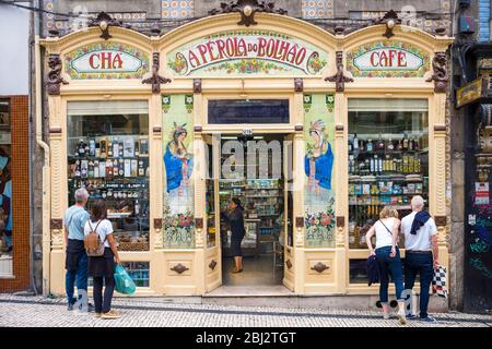 Quaint traditional Eperola do Bolhao cafe, and delicatessen shop in Porto, Portugal Stock Photo