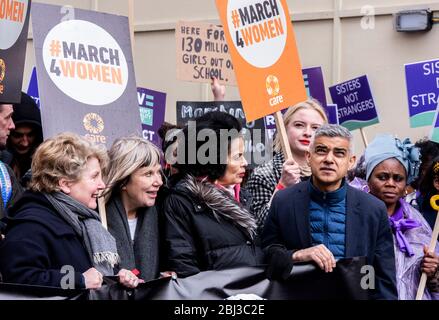 Sandi Toksvig with Bianca Jagger and Jude Kelly turn towards London mayor Sadiq Khan who is clearly not enjoying the rain as they join the crowd to ma Stock Photo