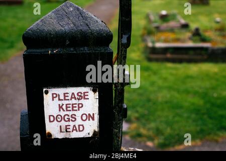 A please keep dogs on lead sign on a gate post in Bugbrooke, Northamptonshire Stock Photo