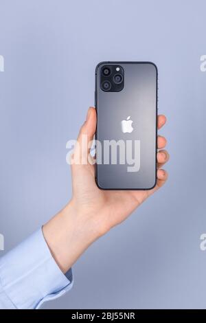 Apple iPhone 18 Pro Smartphone mit USB-C-Ladekabel und geöffneter ...
