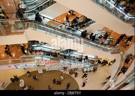 Escaletors and shoppers at DiverCity shopping mall in Tokyo Plaza, obaide, Tokyo, Japan Stock Photo