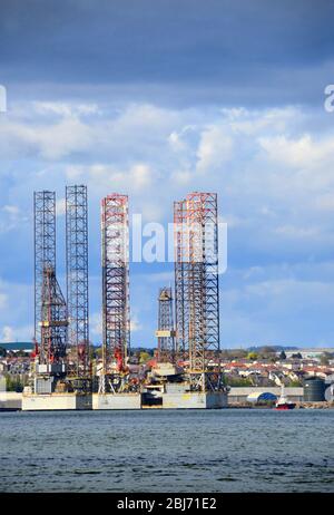 Oil rig drilling platforms stationed at Dundee Dockside Stock Photo