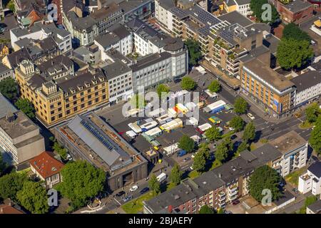 Sale and food stands and trade stalls in the market square at the town hall of the inner city center at the De-La-Chevallerie Street in Gelsenkirchen-Buer, 19.07.2016, aerial view, Germany, North Rhine-Westphalia, Ruhr Area, Gelsenkirchen Stock Photo