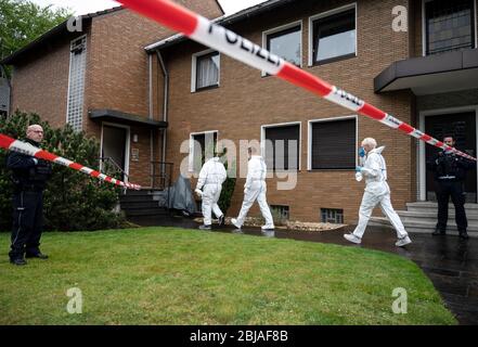 Gelsenkirchen, Germany. 29th Apr, 2020. Police investigators entering a crime scene. A police officer was killed this morning during a SEK operation in Gelsenkirchen. When the officers were about to make a house search on a suspect in a drug investigation, the suspect is said to have fired shots at the SEK officers. One of them hit the SEK policeman. Credit: Bernd Thissen/dpa/Alamy Live News Stock Photo