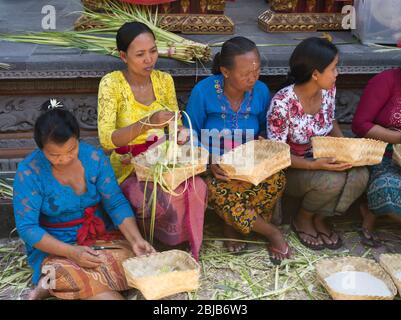 dh Balinese Batuan temple Asia BALI INDONESIA Hindu women making rice packages temples festival offerings Ketupat package indonesian people Stock Photo