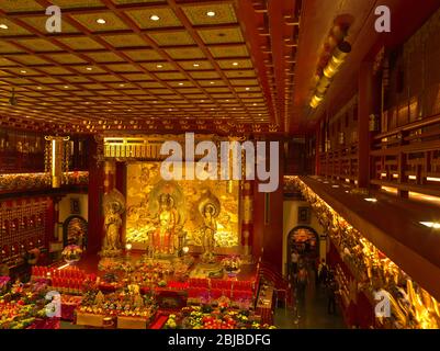 dh Buddha Tooth Relic Temple CHINATOWN SINGAPORE Interior Buddhist temples museum altars heritage Stock Photo