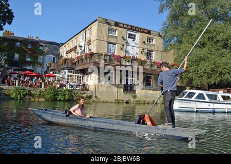 Couple punting on the River Thames in Oxford, outside the Head of the River Pub, Oxfordshire, UK Stock Photo