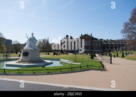 British Royal Family William & Kate Duke & Duchess of Cambridge Kensington Palace, Kensington Gardens, London W8 4PX by Sir Christopher Wren Stock Photo