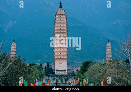 THREE PAGODAS SAN-TA, CANGSHAN MOUNTAINS IN THE BACKGROUND, DALI, YUNNAN, CHINA Stock Photo