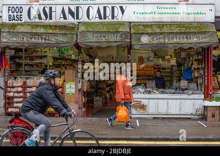 Peckham, UK. 29th April, 2020. People go about daily life in South London during the Coronavirus lockdown. ( Credit: Sam Mellish/Alamy Live News ) Stock Photo