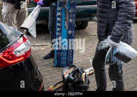 Gelsenkirchen, Germany. 29th Apr, 2020. Investigators carry evidence, including a crossbow and a gun from the suspect's apartment. A police officer was killed on Wednesday morning during a SEK mission in Gelsenkirchen. Credit: Bernd Thissen/dpa/Alamy Live News Stock Photo