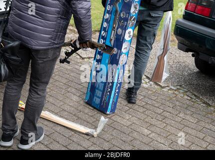 Gelsenkirchen, Germany. 29th Apr, 2020. Investigators carry evidence, including a crossbow and a gun from the suspect's apartment. A police officer was killed on Wednesday morning during a SEK mission in Gelsenkirchen. Credit: Bernd Thissen/dpa/Alamy Live News Stock Photo