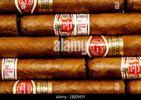 Sigari: Sigari cubani. Romeo y Julieta e Hoyo de Monterrey. Prodotto  tradizionale di tabacco laminato a mano. Sfondo bianco Foto stock - Alamy