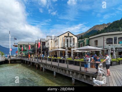 Bars and restaurants along Steamer Wharf, Lake Wakatipu, Queenstown, New Zealand Stock Photo