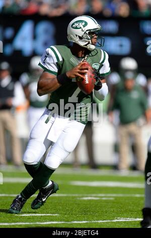 October 20, 2013: New York Jets quarterback Geno Smith (7) drops back to pass during the first half of a week 7 AFC East matchup between the New Engla Stock Photo