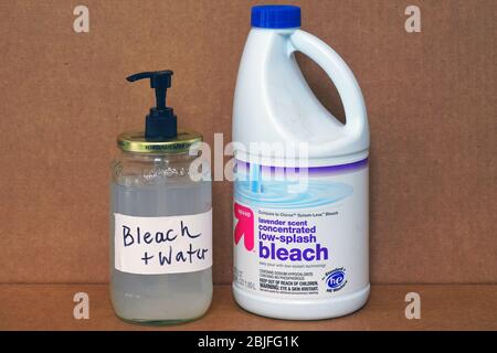 WEST WINDSOR, NJ -27 APR 2020- View of a bottle of bleach and a jar of bleach diluted in water during the COVID-19 pandemic. Stock Photo