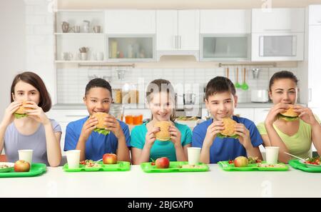 https://l450v.alamy.com/450v/2bjgxp0/children-eating-delicious-sandwiches-in-school-canteen-2bjgxp0.jpg