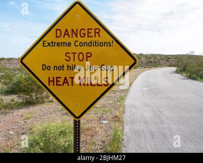 Extreme heat warning sign to hikers in Lake Mead National Recreation Area Stock Photo