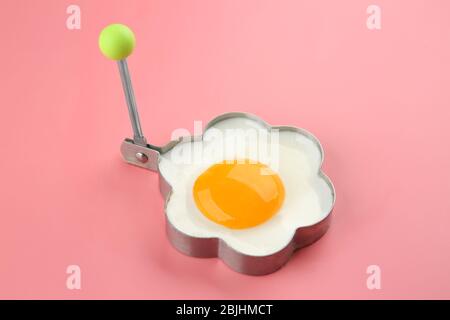 https://l450v.alamy.com/450v/2bjhmct/fried-sunny-side-up-egg-in-flower-shaped-mold-on-color-background-2bjhmct.jpg