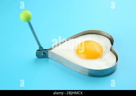 Cooking of delicious sunny side up egg in mold Stock Photo - Alamy