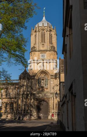 Tom Tower rises above the entrance to Christchurch. Tom Tower is a bell tower in Oxford, England, named after its bell, Great Tom. It is over Tom Gate, on St Aldates, the main entrance of Christ Church, Oxford, which leads into Tom Quad. This square tower with an octagonal lantern and facetted ogee dome was designed by Christopher Wren and built 1681–82 Stock Photo