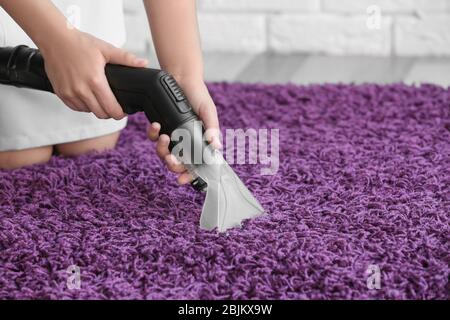 https://l450v.alamy.com/450v/2bjkx9w/woman-using-steam-vapor-cleaner-indoors-2bjkx9w.jpg