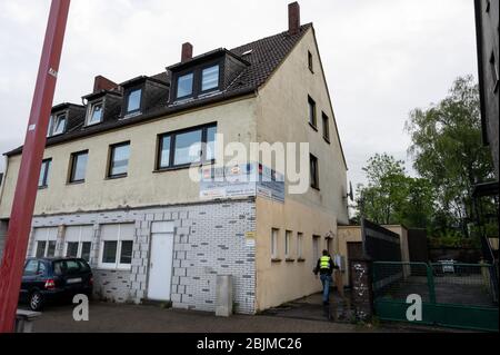 Dortmund, Germany. 30th Apr, 2020. An investigator carries a cardboard box into the house with the rooms of the Community of Lebanese Emigrants. Federal Minister of the Interior Seehofer (CSU) has issued a ban on Hezbollah. The Shiite Islamist association must now stop its activities in Germany. Police officers searched four mosques and associations early this morning. Credit: Bernd Thissen/dpa - ATTENTION: Car license plate pixelated/dpa/Alamy Live News Stock Photo